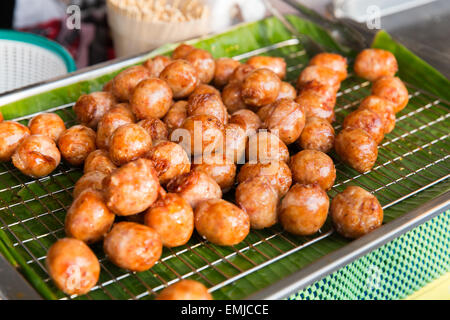 Boulettes frites vente à la rue du marché Banque D'Images