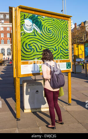 Leeds, UK. 21 avril, 2015. Météo France : une femme à la recherche lors d'une exposition de photos aériennes dans le centre-ville de Leeds. Leeds a connu une chaude soirée après une journée de soleil avec des températures atteignant 17 degrés Celsius. Un jour plus nuageux est prévu pour demain. Crédit : Chris Stevenson/Alamy Live News Banque D'Images