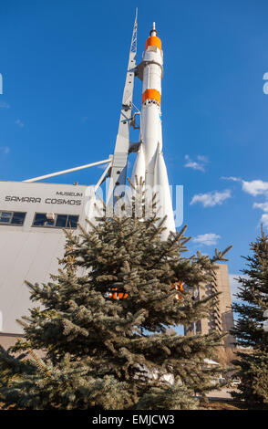 Du vrai "oyuz' type rocket comme monument. Banque D'Images