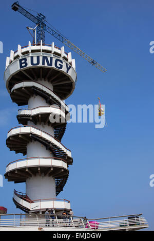 Au saut à la plage de Scheveningen pier tower dans Hague, (Den Haag), en Hollande, aux Pays-Bas. Banque D'Images