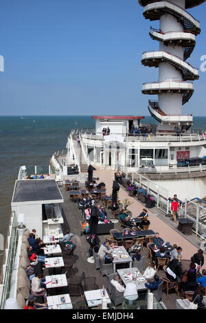 Café en plein air au restaurant pier Scheveningen à La Haye (Den Haag), en Hollande, aux Pays-Bas. Banque D'Images