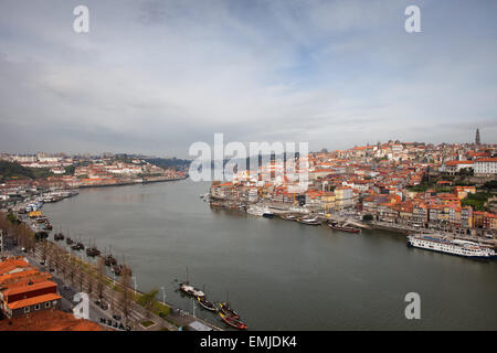Ville de Porto au Portugal, centre historique de la ville par le fleuve Douro. Banque D'Images