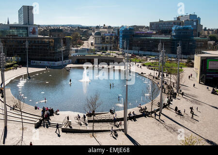 City Park est Bradford est brillant multi-primé dans l'espace public. La piscine miroir est la plus grande caractéristique de l'eau urbaine au Royaume-Uni Banque D'Images