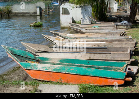 Canoës Mayas peint sur la rive de la Lago de Atitlan, Guatemala Banque D'Images