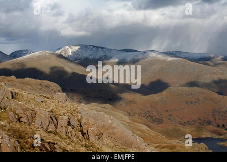 Easedale Tarn avec les sommets enneigés et Fairfield sandale de siège dans l'arrière-plan Grasmere Cumbria Lake District Banque D'Images