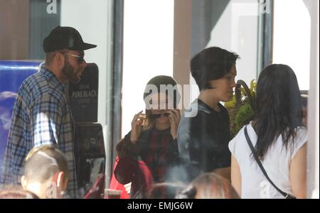 Kate Mara repéré dans l'East Village avec styliste Johnny Wujek et sa mère, Kathleen McNulty Rooney avec : Kate Mara,Johnny Wujek Où : New York City, New York, United States Quand : 17 Oct 2014 Banque D'Images