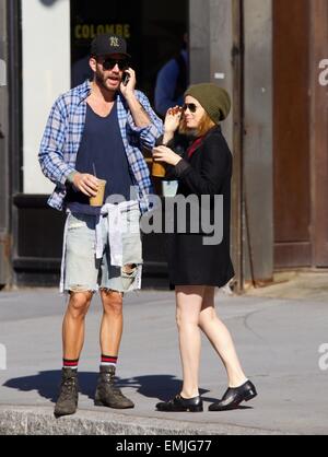 Kate Mara repéré dans l'East Village avec styliste Johnny Wujek et sa mère, Kathleen McNulty Rooney avec : Kate Mara,Johnny Wujek Où : New York City, New York, United States Quand : 17 Oct 2014 Banque D'Images