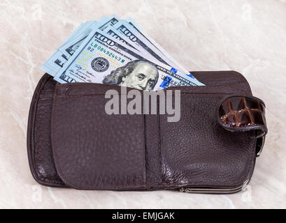 Wallet ouvert avec un dollar bill sticking out Banque D'Images