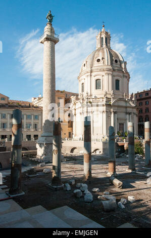 Chiesa Cattolica SS. Nome di Maria l'église et de la colonne de Trajan avec ruines romaines en premier plan, Rome, Italie Banque D'Images