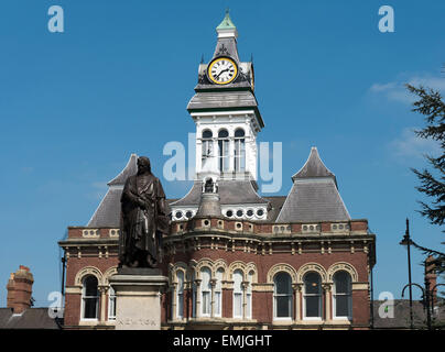 Statue de Sir Isaac Newton et la Guildhall Arts Centre, Grantham, Lincolnshire, Angleterre, RU Banque D'Images