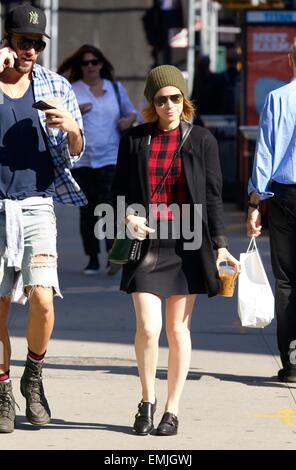 Kate Mara repéré dans l'East Village avec styliste Johnny Wujek et sa mère, Kathleen McNulty Rooney avec : Kate Mara où : New York City, New York, United States Quand : 17 Oct 2014 Banque D'Images