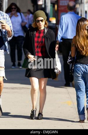 Kate Mara repéré dans l'East Village avec styliste Johnny Wujek et sa mère, Kathleen McNulty Rooney avec : Kate Mara où : New York City, New York, United States Quand : 17 Oct 2014 Banque D'Images