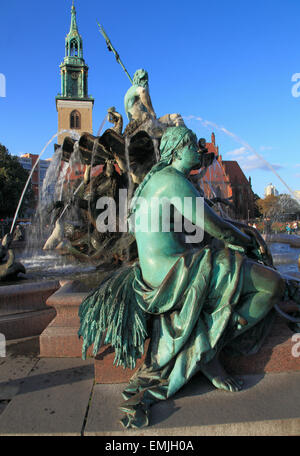 Allemagne, Berlin, Alexanderplatz, Fontaine de Neptune, l'église St Mary, Banque D'Images