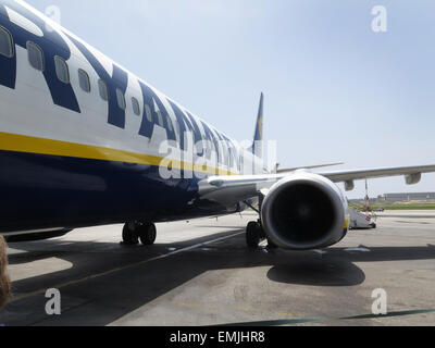 Extérieur de Ryan Air Boeing 737-800 à l'aéroport de Malte Banque D'Images