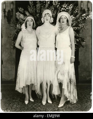 Portrait de trois actrice non identifiés dans le quartier branché de longues avec ourlets inégaux, vers 1925 Banque D'Images