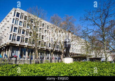 Londres, Royaume-Uni - 14 avril 2015 : une statue de l'ex-président américain Ronald Reagan à l'extérieur de l'ambassade des États-Unis à Grosvenor Square à Londres le Banque D'Images