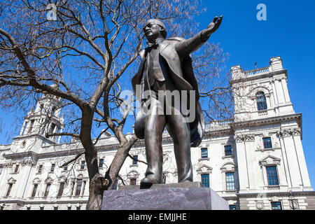 Une statue de l'ancien Premier ministre britannique, David Lloyd George, situé sur la place du Parlement à Londres. Banque D'Images