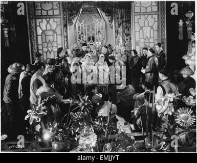 Groupe de personnes assistant à la cérémonie traditionnelle chinoise, sur-ensemble du film 'East se trouve à l'Ouest, 1930 Banque D'Images