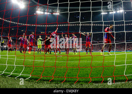 Munich, Allemagne. Apr 21, 2015. Ligue des Champions de football. Le Bayern Munich et le FC Porto. Le Bayern Munich joueurs célébrer après leur victoire 6-1 du côté Action Crédit : Plus Sport/Alamy Live News Banque D'Images