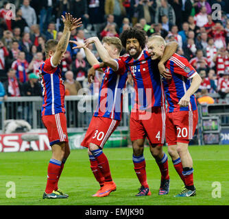 Munich, Allemagne. Apr 21, 2015. Ligue des Champions de football. Le Bayern Munich et le FC Porto. Le Bayern Munich joueurs célébrer après leur victoire 6-1 du côté Action Crédit : Plus Sport/Alamy Live News Banque D'Images
