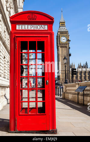 Une boîte de téléphone rouge iconique avec Big Ben en arrière-plan de Londres. Banque D'Images