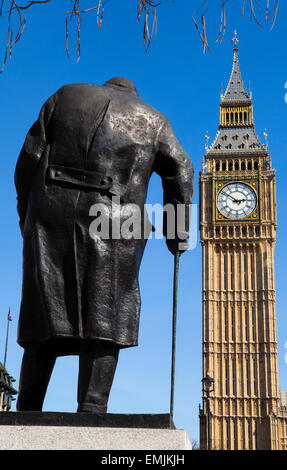 Une statue de sans doute les plus emblématiques de la Grande-Bretagne le premier ministre Sir Winston Churchill, situé sur la place du Parlement à Londres. Banque D'Images