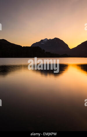 Liathach reflétée dans le Loch clair au coucher du soleil Banque D'Images