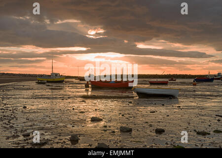 Bateaux échoués sur Morecambe Bay Sands au coucher du soleil avec la marée. Banque D'Images