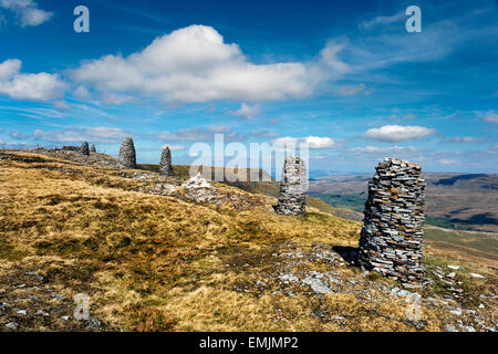 Le sanglier est tombé, près de Kirkby Stephen, Eden Valley, Cumbria, Royaume-Uni, avec des cairns. Une destination populaire pour les randonneurs. Banque D'Images