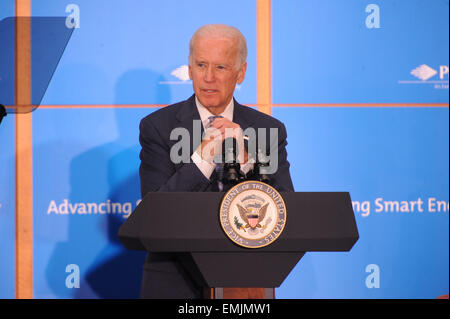 Philadelphie, Pennsylvanie, USA. Apr 21, 2015. Le vice-président Joe Biden, parlant au forum de l'énergie tenue à l'administration centrale PECO à Philadelphie PA Credit : Ricky Fitchett/ZUMA/Alamy Fil Live News Banque D'Images