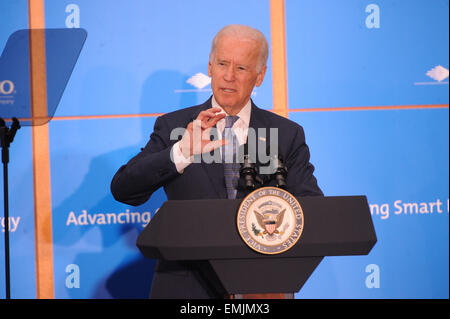 Philadelphie, Pennsylvanie, USA. Apr 21, 2015. Le vice-président Joe Biden, parlant au forum de l'énergie tenue à l'administration centrale PECO à Philadelphie PA Credit : Ricky Fitchett/ZUMA/Alamy Fil Live News Banque D'Images