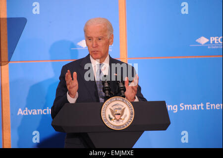 Philadelphie, Pennsylvanie, USA. Apr 21, 2015. Le vice-président Joe Biden, parlant au forum de l'énergie tenue à l'administration centrale PECO à Philadelphie PA Credit : Ricky Fitchett/ZUMA/Alamy Fil Live News Banque D'Images