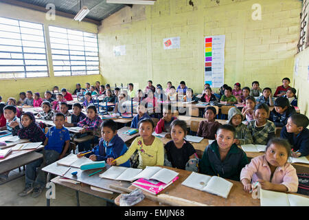 Guatemala, Jalapa, de jeunes écoliers entassés dans une salle de classe. Construction de blocs de ciment Banque D'Images