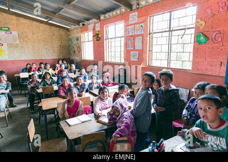 Guatemala,Jalapa, élèves entassés dans une salle de classe Banque D'Images