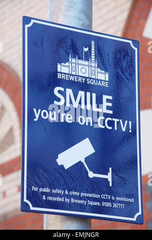 L'humour britannique excentrique. Souriez vous êtes sur CCTV. Une inscription nous informe que nous sommes sous surveillance vidéo, à la place de la brasserie à Dorchester, England, UK. Banque D'Images