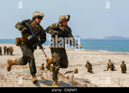 US Marines descendre une plage durant l'atterrissage amphibies avec les forces américaines et philippines sur Plage du Nord au centre de formation à l'éducation de la Marine, 21 avril 2015 à Zambales, Philippines. La plage de fait graves est le cadre de l'exercice Balikatan 2015. Banque D'Images