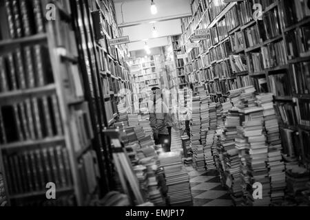 (150421) -- MEXICO, le 21 avril 2015 (Xinhua) -- Image prise le 20 avril 2015 montre un homme à la recherche de livres dans une librairie, dans le centre historique de la ville de Mexico, capitale du Mexique. Il y a plusieurs librairies spécialisées dans l'achat et la vente de meubles anciens et de livres d'occasion dans le centre historique de la ville de Mexico. Connu sous le nom de "librairies" à la main, les prix des livres dans les magasins varient en fonction de l'intitulé, l'ancienneté ou la rareté de la copie. Choisi par l'UNESCO, le 23 avril la Journée mondiale du livre est commémoré avec l'objectif de la promotion de la culture, le Banque D'Images