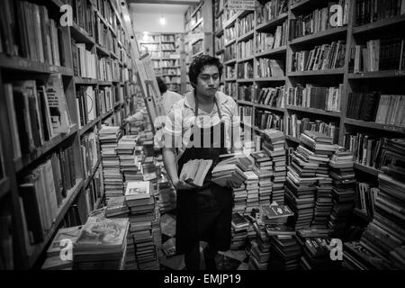 (150421) -- MEXICO, le 21 avril 2015 (Xinhua) -- Image prise le 20 avril 2015 montre un employé portant des livres dans une librairie, dans le centre historique de la ville de Mexico, capitale du Mexique. Il y a plusieurs librairies spécialisées dans l'achat et la vente de meubles anciens et de livres d'occasion dans le centre historique de la ville de Mexico. Connu sous le nom de "librairies" à la main, les prix des livres dans les magasins varient en fonction de l'intitulé, l'ancienneté ou la rareté de la copie. Choisi par l'UNESCO, le 23 avril la Journée mondiale du livre est commémoré avec l'objectif de la promotion de la culture, le Banque D'Images