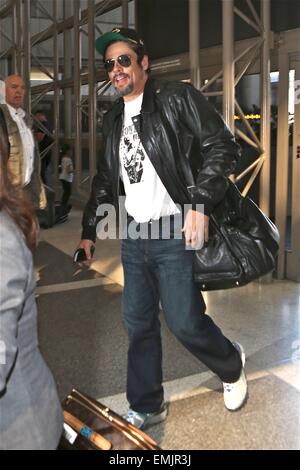 Benicio Del Toro s'écarte de l'Aéroport International de Los Angeles (LAX) avec : Benicio Del Toro Où : Los Angeles, California, United States Quand : 18 Oct 2014 Banque D'Images