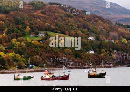 Bateaux de pêche près de Ullapool sur le Loch Broom dans les Highlands écossais. Banque D'Images