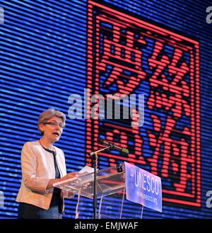 Paris. Apr 21, 2015. Irina Bokova, Directrice générale parle avant une danse dramatique chinois intitulée "Le rêve de la route de la soie maritime", au siège de l'UNESCO à Paris le 21 avril 2015. Crédit : Chen Xiaowei/Xinhua/Alamy Live News Banque D'Images