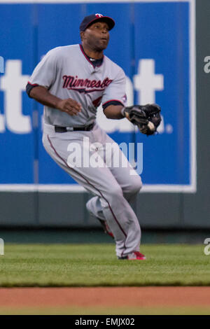 21 avril 2015 : Torii Hunter # 48 du Minnesota Twins fait un outfield grab en première manche au cours de la MLB match entre les Twins du Minnesota et les Royals de Kansas City à Kauffman Stadium de Kansas City MO Banque D'Images