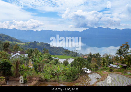 Lac Maninjau depuis (Danau Maninjau Depuis) est un lac de caldeira dans l'Ouest de Sumatra, en Indonésie. Banque D'Images