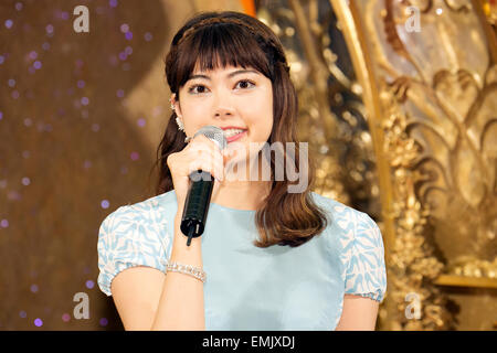 Hikari Mori, le modèle et l'ambassadeur pour le nouveau film de Disney, Cendrillon, prend la parole lors de la cérémonie d'ouverture de l'exposition 'Cinderella' à Nihonbashi Mitsukoshi Department Store le 22 avril 2015, Tokyo, Japon. L'exposition présente un énorme chariot magique d'or (3,5 m de haut et 6m de large) et le luxe des costumes de Cendrillon qui sera affiché jusqu'à ce que le 5 mai. Le film sortira le 25 avril au Japon. Credit : Rodrigo Reyes Marin/AFLO/Alamy Live News Banque D'Images