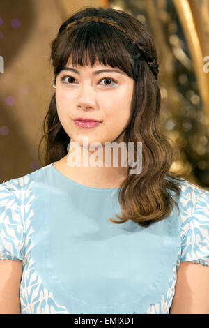 Hikari Mori, le modèle et l'ambassadeur pour le nouveau film de Disney, Cendrillon, assiste à la cérémonie d'ouverture de l'exposition 'Cinderella' à Nihonbashi Mitsukoshi Department Store le 22 avril 2015, Tokyo, Japon. L'exposition présente un énorme chariot magique d'or (3,5 m de haut et 6m de large) et le luxe des costumes de Cendrillon qui sera affiché jusqu'à ce que le 5 mai. Le film sortira le 25 avril au Japon. Credit : Rodrigo Reyes Marin/AFLO/Alamy Live News Banque D'Images