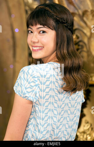 Hikari Mori, le modèle et l'ambassadeur pour le nouveau film de Disney, Cendrillon, pose pour les caméras lors de la cérémonie d'ouverture de l'exposition 'Cinderella' à Nihonbashi Mitsukoshi Department Store le 22 avril 2015, Tokyo, Japon. L'exposition présente un énorme chariot magique d'or (3,5 m de haut et 6m de large) et le luxe des costumes de Cendrillon qui sera affiché jusqu'à ce que le 5 mai. Le film sortira le 25 avril au Japon. Credit : Rodrigo Reyes Marin/AFLO/Alamy Live News Banque D'Images