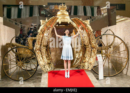 Hikari Mori, le modèle et l'ambassadeur pour le nouveau film de Disney, Cendrillon, assiste à la cérémonie d'ouverture de l'exposition 'Cinderella' à Nihonbashi Mitsukoshi Department Store le 22 avril 2015, Tokyo, Japon. L'exposition présente un énorme chariot magique d'or (3,5 m de haut et 6m de large) et le luxe des costumes de Cendrillon qui sera affiché jusqu'à ce que le 5 mai. Le film sortira le 25 avril au Japon. Credit : Rodrigo Reyes Marin/AFLO/Alamy Live News Banque D'Images