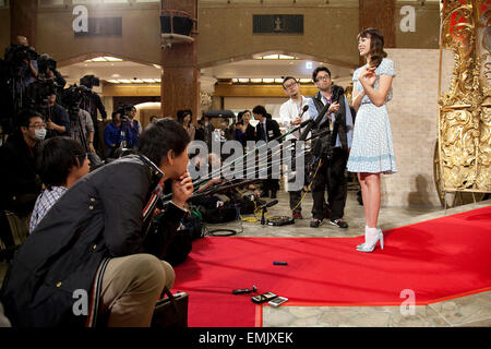 Hikari Mori, le modèle et l'ambassadeur pour le nouveau film de Disney, Cendrillon, répond aux questions de la presse lors de la cérémonie d'ouverture de l'exposition 'Cinderella' à Nihonbashi Mitsukoshi Department Store le 22 avril 2015, Tokyo, Japon. L'exposition présente un énorme chariot magique d'or (3,5 m de haut et 6m de large) et le luxe des costumes de Cendrillon qui sera affiché jusqu'à ce que le 5 mai. Le film sortira le 25 avril au Japon. Credit : Rodrigo Reyes Marin/AFLO/Alamy Live News Banque D'Images