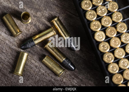 Cartouches de petit calibre de diffusion sur un fond de bois Banque D'Images