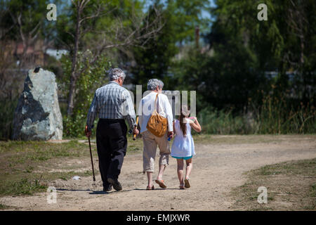 Grand parents et petite fille d'avoir une promenade, Novato, Californie, USA Banque D'Images